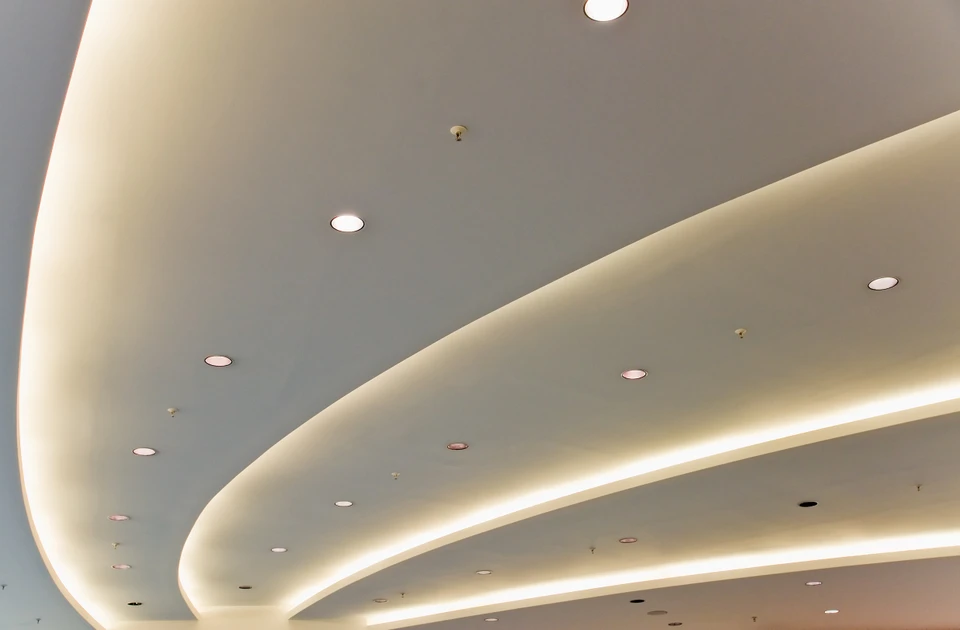 Plafond suspendu moderne d'intérieur commercial avec éclairage intégré