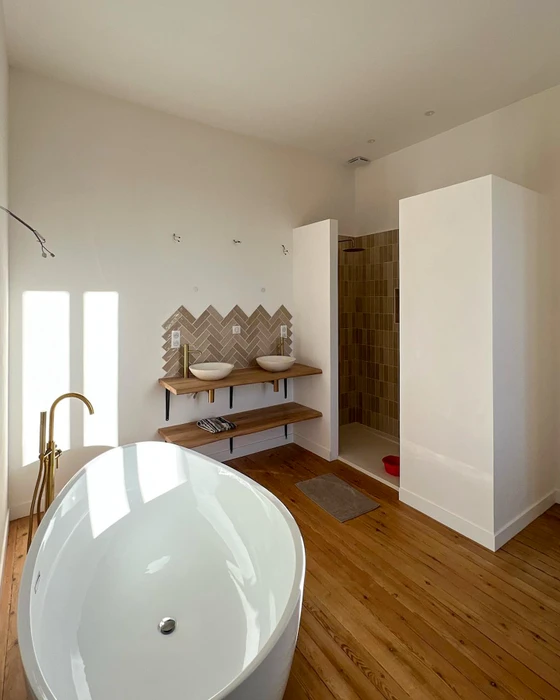 Salle de bain moderne spacieuse avec parquet en bois massif
