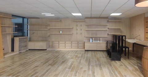 Aménagement intérieur d'un local commercial vide, prêt à l'exploitation