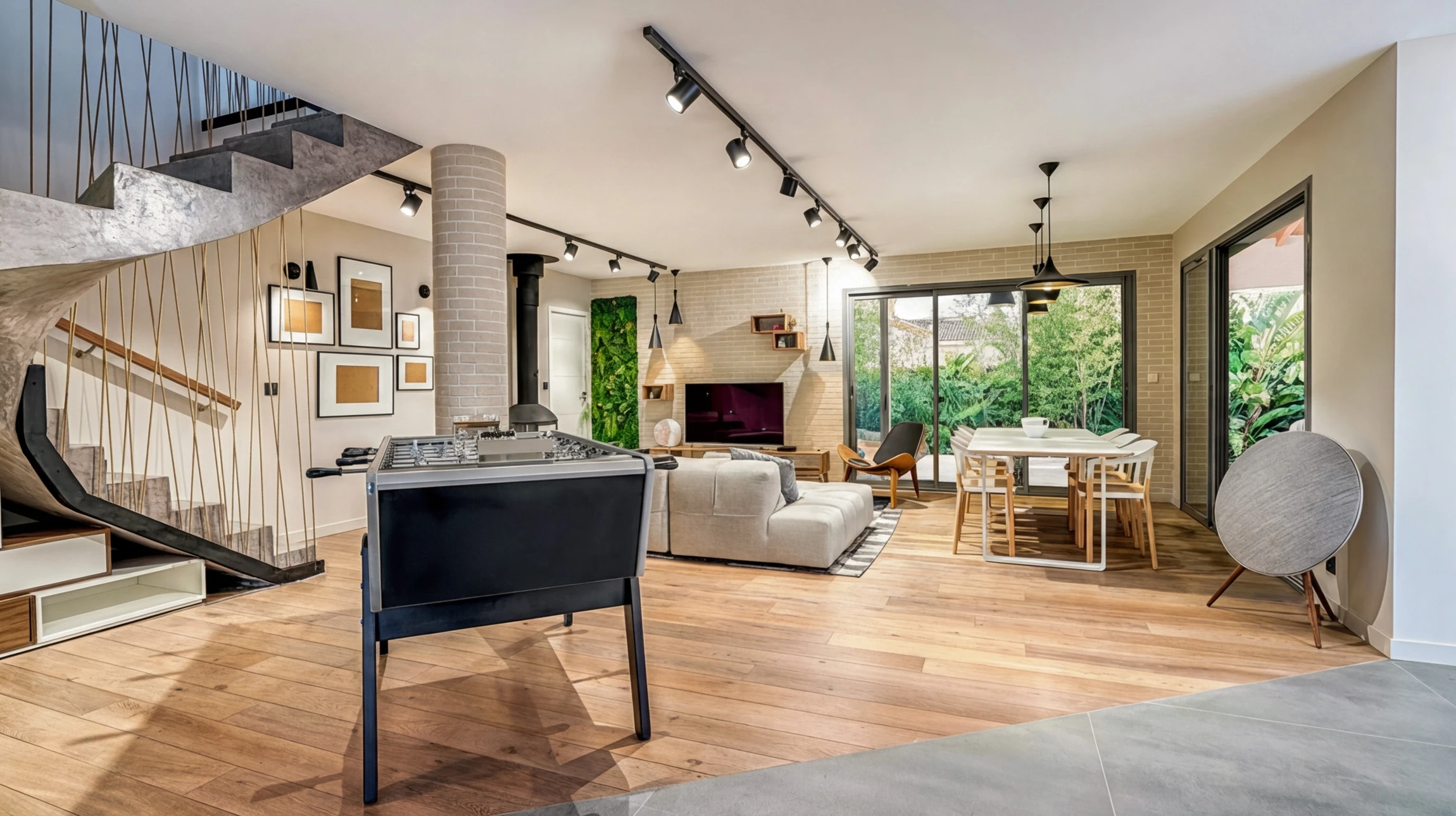 Peintre professionnel appliquant de la peinture murale blanche avec un rouleau dans un espace intérieur