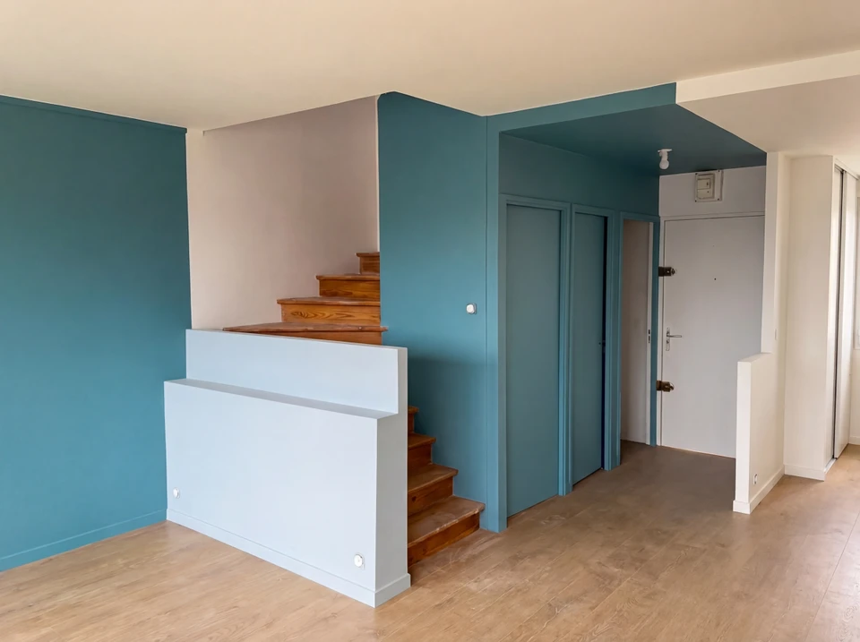 Intérieur, personne appliquant du papier peint beige texturé sur un mur, portant des gants de protection blancs en coton