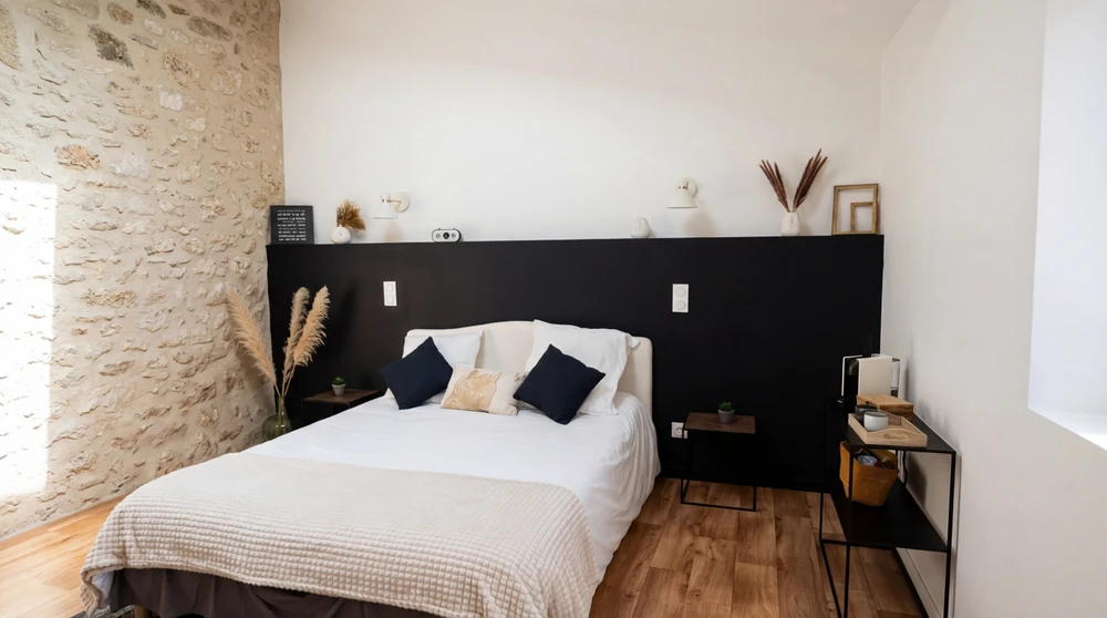 Intérieur résidentiel avec artisan installant du parquet au sol