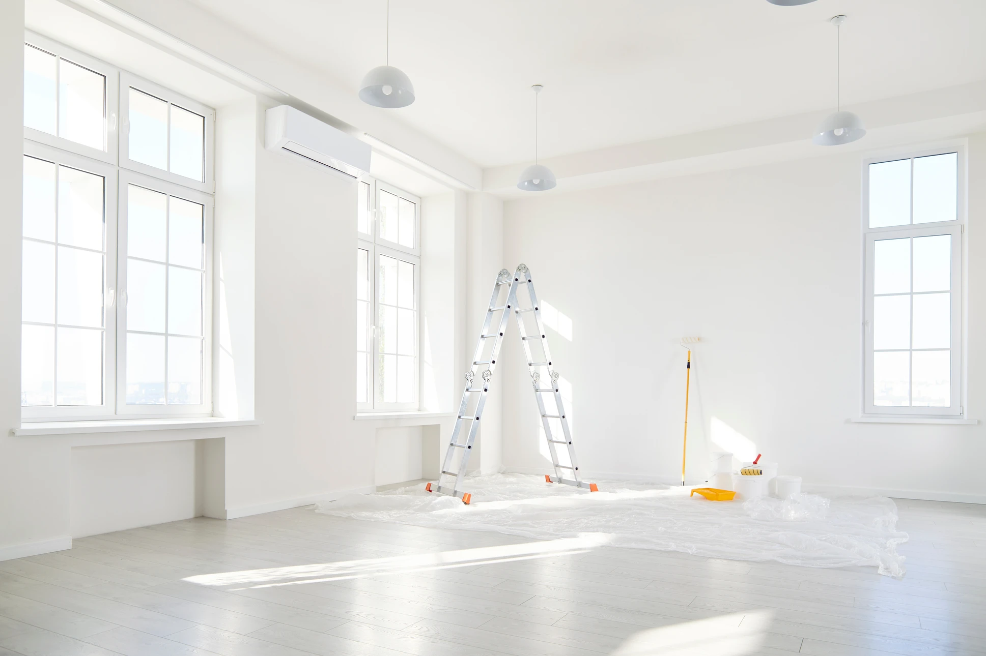 Deux professionnels collaborent autour d'un écran d'ordinateur affichant un planning de projet avec timeline, tâches assignées et notifications