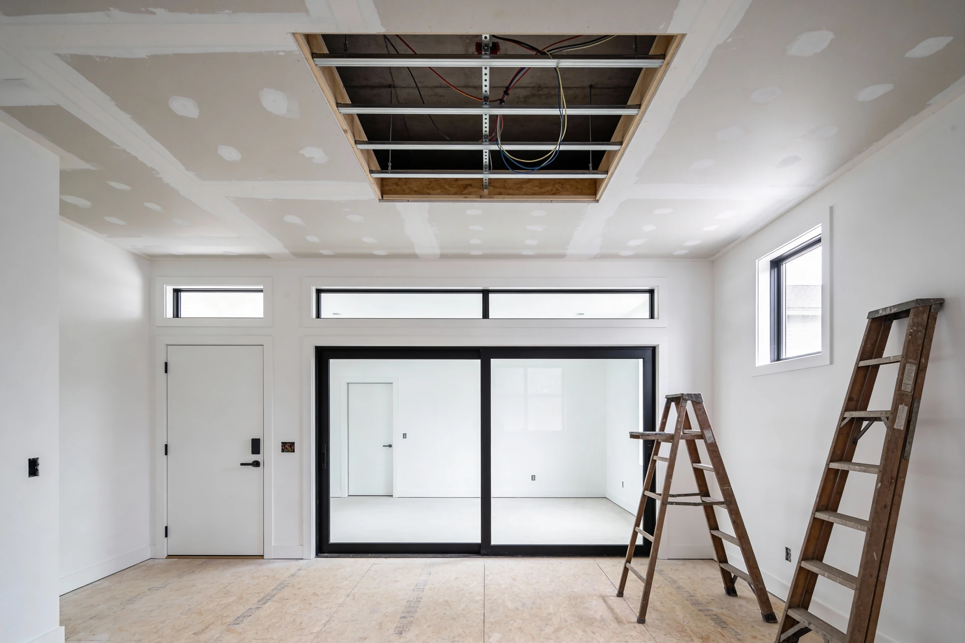 Chantier de rénovation intérieure avec ossature métallique en cours d'installation