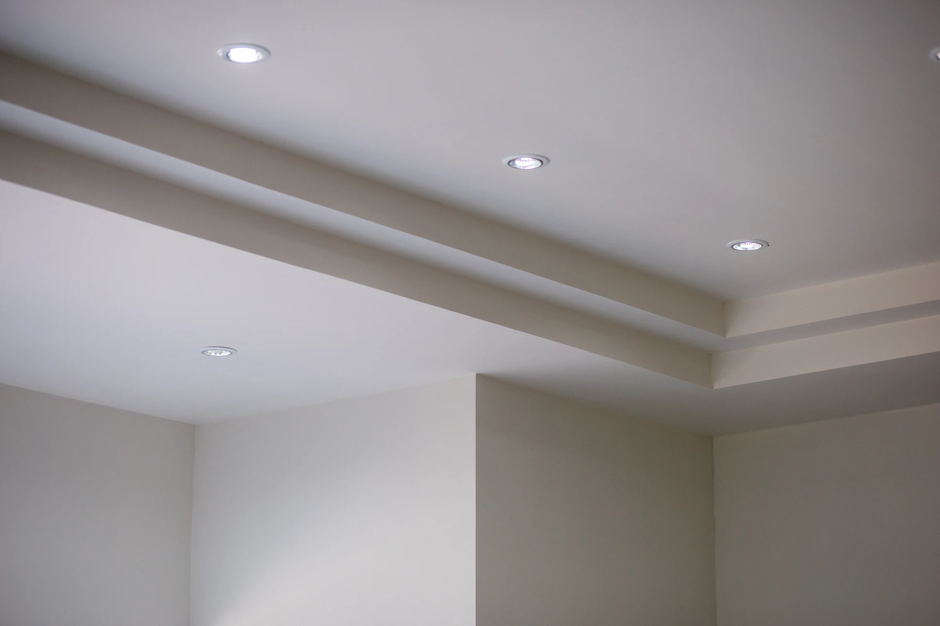 Intérieur résidentiel moderne avec plafond à caissons illuminés par éclairage LED intégré