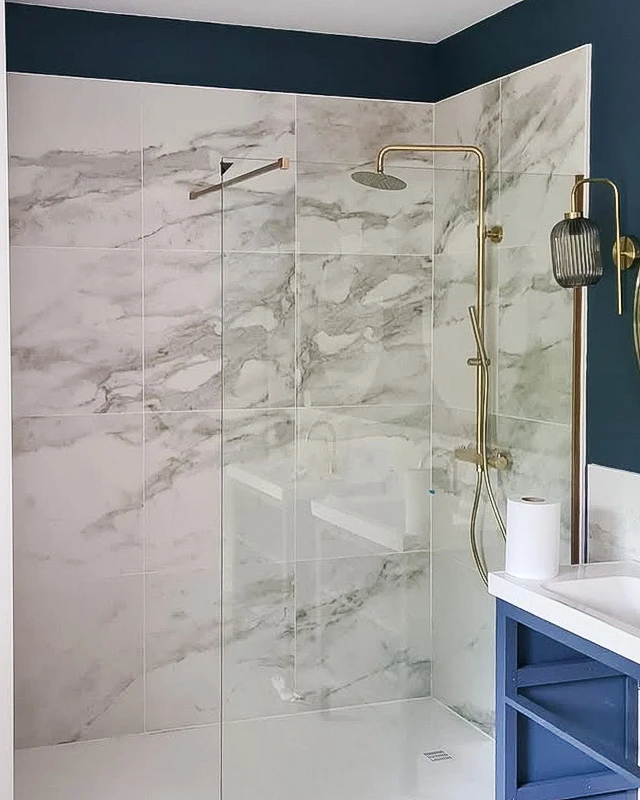 Salle de bain moderne avec douche à l'italienne et toilettes