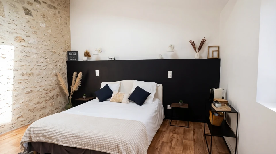 Homme agenouillé installant du parquet stratifié dans un intérieur résidentiel, positionnant une lame de revêtement de sol avec ses mains